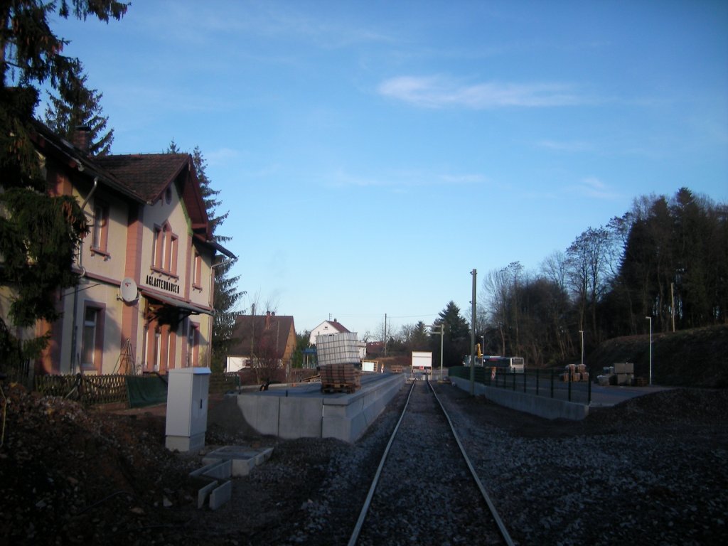 Haltepunkt Aglasterhausen, 26.12.2009: Der 76cm-Bahnsteig fr die S-Bahn ist bereits fast fertig.
