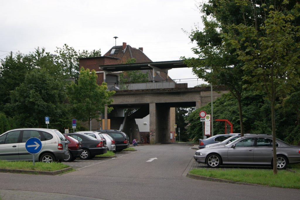 Haltepunkt und ehemaliger Turmbahnhof Hckelhoven-Baal. Bis zum 27.9.1980 fuhren dort, wo nun ein P+R Platz ist,DieselTriebwagen nach Dalheim.(ehemalige KBS 457)