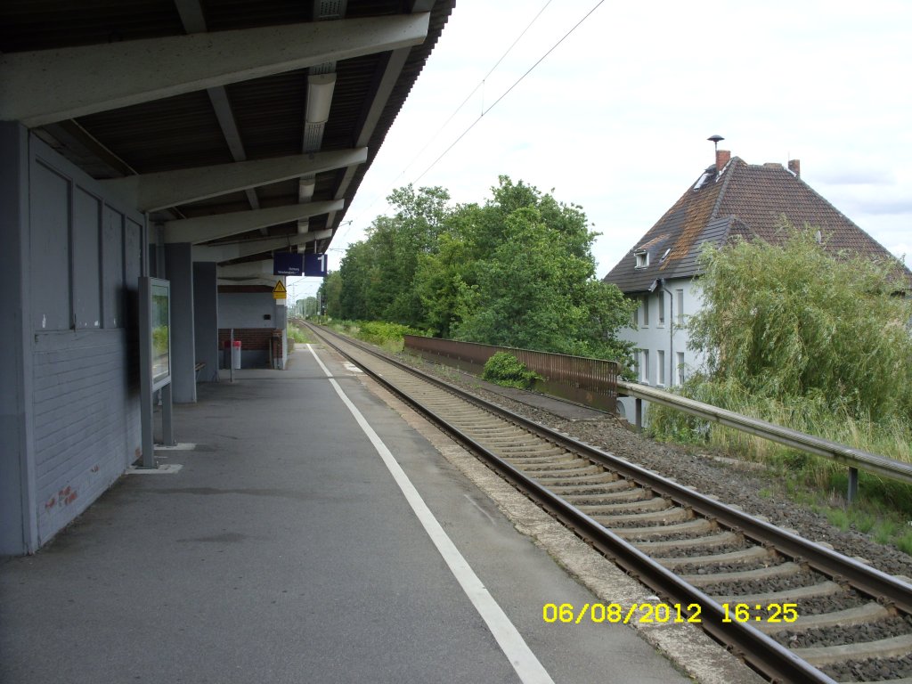 Haltepunkt Hckelhoven- Baal (ehemaliger Turm und Kreuzungsbahnhof)
Rechts ist das alte Bahnhofsgebude zu sehen.