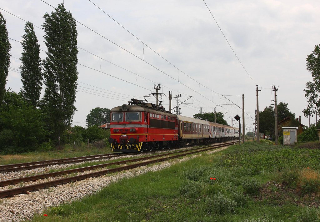 Haltepunkt Karshevo in Bulgarien. 
Die 44185 braust mit einem Schnellzug nach Septemvri von Plovdiv 
kommmend durch.