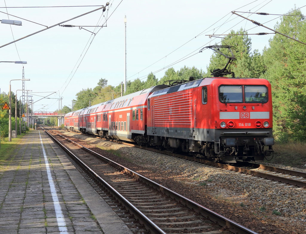 Haltepunkt Klasdorf Glashtte am 13. Oktober 2012. Ausfahrt RE 3 (RE 69630) mit Schublok 114 018 Richtung Stralsund. 
