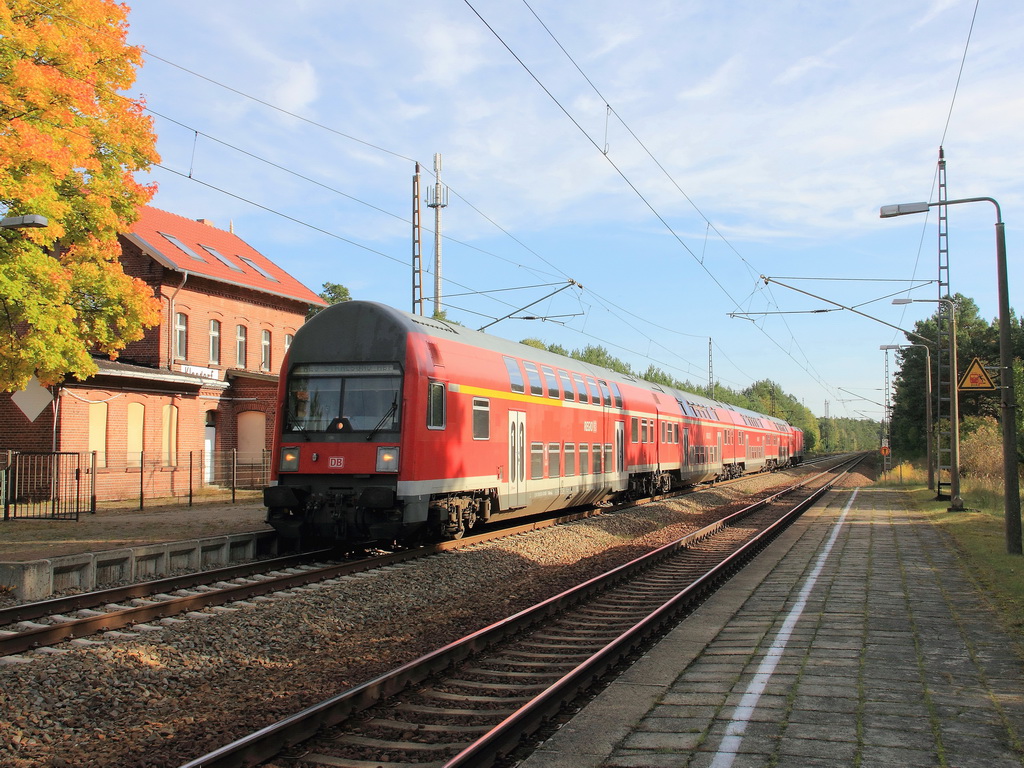 Haltepunkt Klasdorf Glashtte (b. Baruth/Mark) am 13. Oktober 2012. Einfahrt RE 3 (RE 69630) von Elsterwerda. 