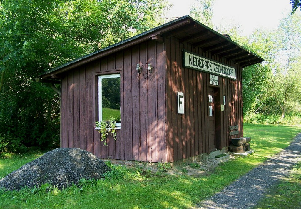 Haltepunkt Niederpretzschendorf an der Strecke Klingenberg-Colmnitz - Frauenstein. Die Wartehalle ist wrdig aufgehoben, Foto vom 4. 8. 2010.