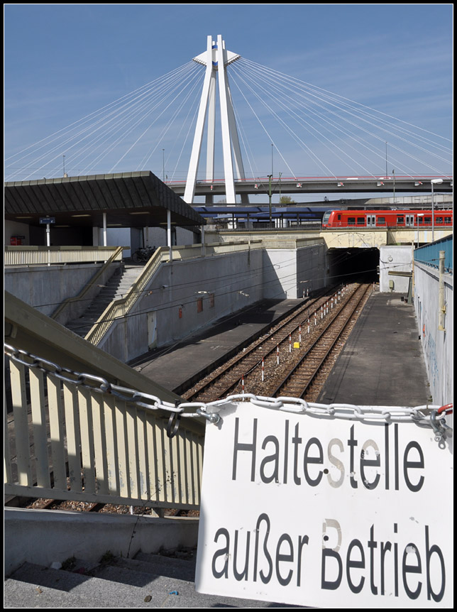 Haltestelle außer Betrieb - 

Ende 2008 wurde eine 2,6 km lange U-Bahnstrecke  in Ludwigshafen stillgelegt, da ihre Streckenführung ungünstig zu den Fahrgastzielen lag. Die Strecke führte weitgehend im Tunnel von der Station Hemshofstraße über Rathaus, Danziger Platz, Hauptbahnhof und Ostausgang (Foto) zur Haltestelle Südwest-Stadion. In der U-Station Rathaus wurde die untere Ebene des Kreuzungsbahnhofes geschlossen, in der viergleisige U-Station Hauptbahnhof sind nur noch zwei Gleise einer anderen Strecke im Fahrgastbetrieb. Der Abschnitt Hauptbahnhof - Südwest-Stadion bleibt als Betriebstrecke erhalten. Im Hintergrund der Ludwigshafener Hauptbahnhof mit der markanten Hochstraßenbrücke darüber. 

28.03.2012 (J)