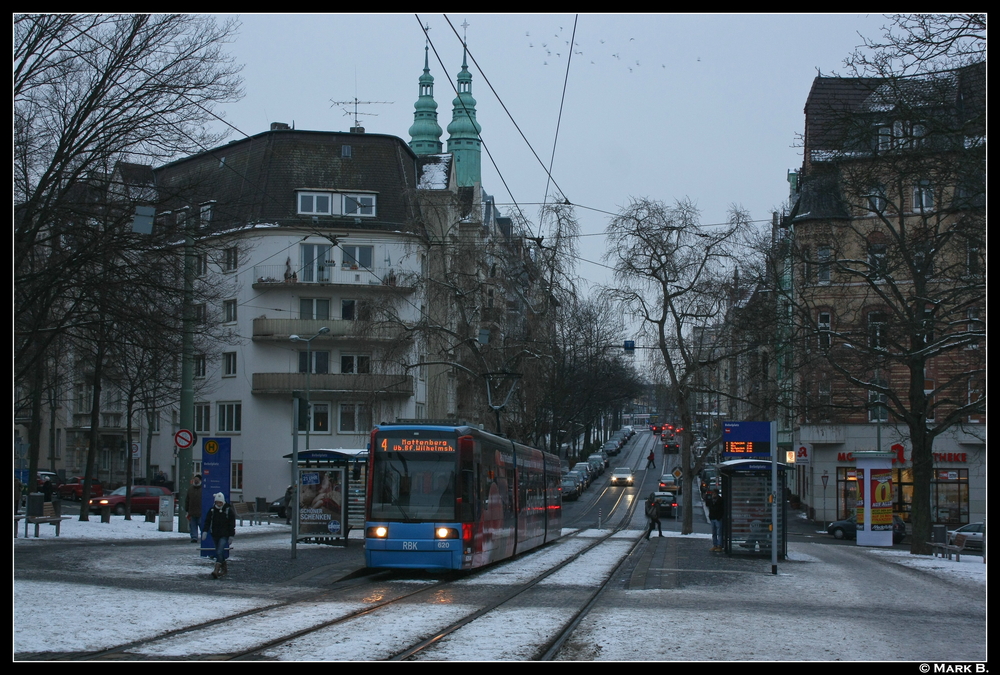 Haltestelle Bebelplatz mit zeitgemem Niederflurwagen. Aufgenmmen am 07.12.10.