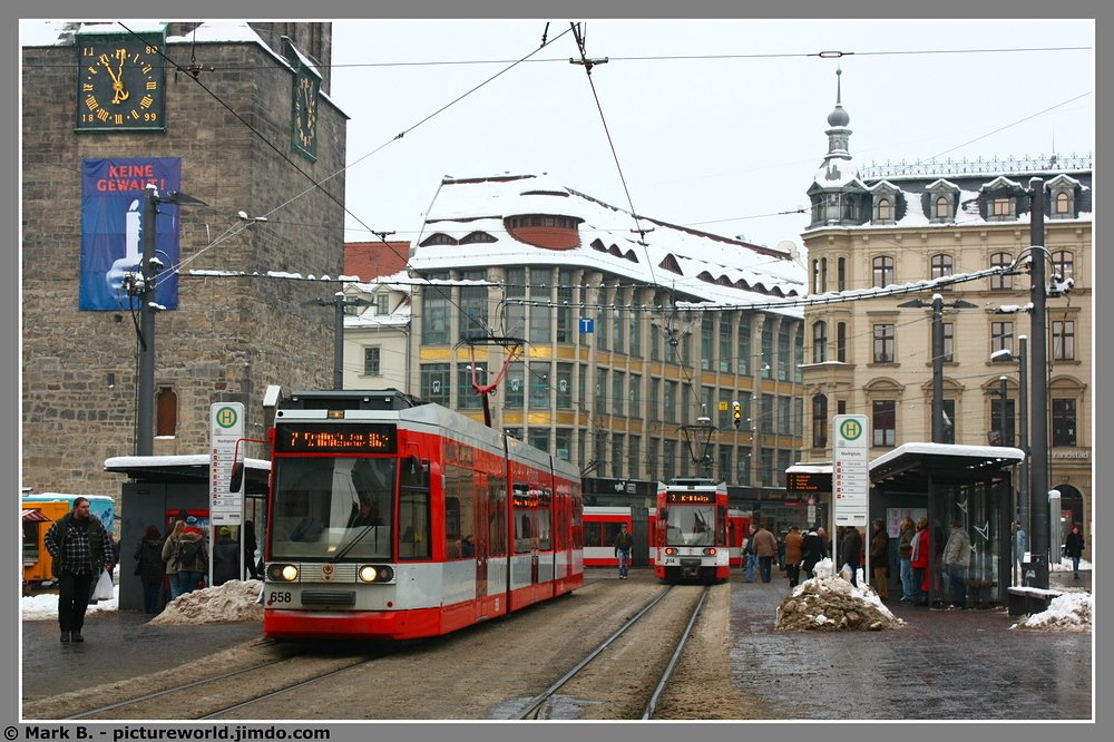 Haltestelle Marktplatz mit Niederflurwagen. Aufgenommen am 08.01.10