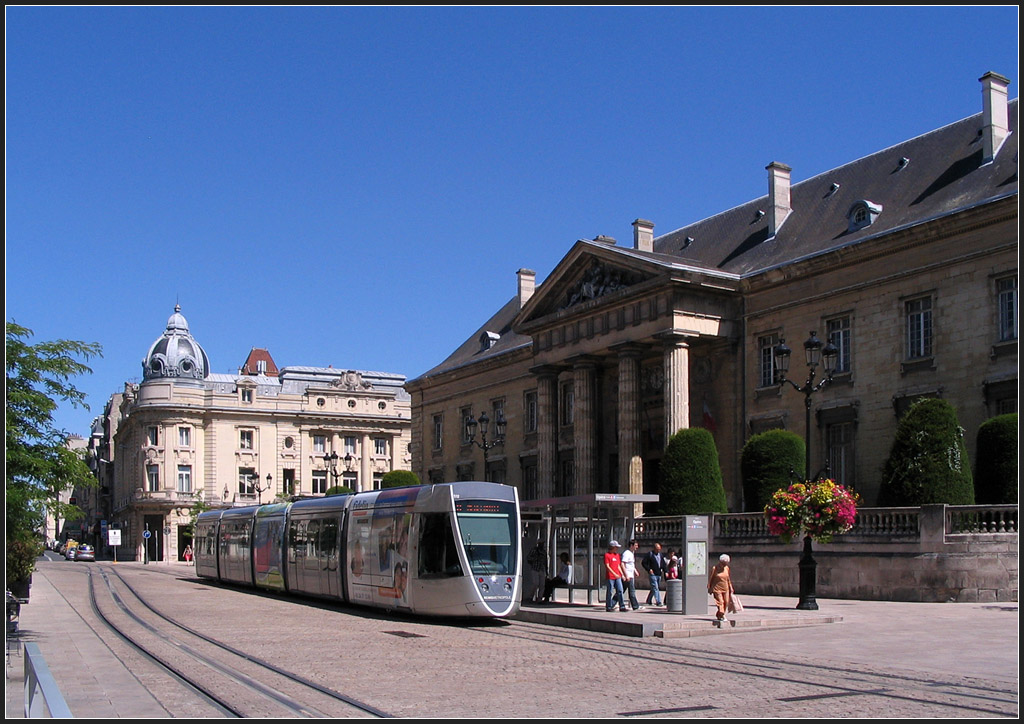 Haltestelle  Opéra  - 

Citadis-Straßenbahn 117 mit Werbung an der zentralen Haltestelle  Opéra . Von hier aus sind es nur wenige Schritte zur berühmten Reimser Kathedrale. 

23.07.2012 (G)