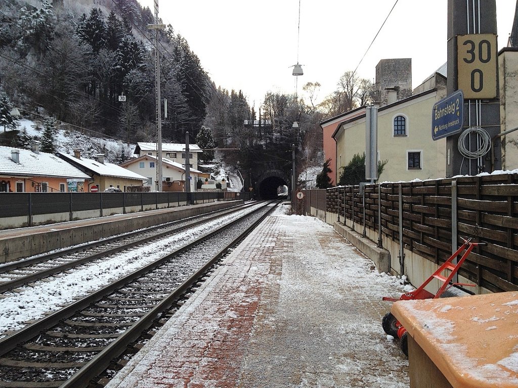 Haltestelle Rattenberg-Kramsach. Hier Blick in Richtung Brixlegg, Jenbach, Innsbruck.(18.12.2011)