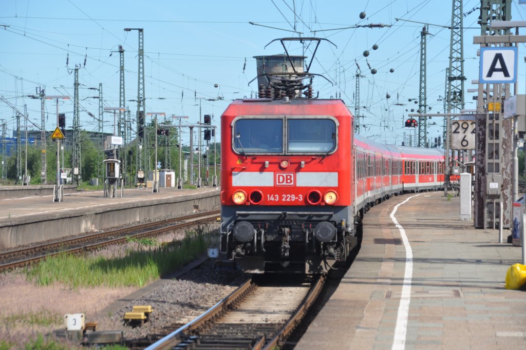 HAMBURG, 03.06.2011, 143 229-3 als Regionalbahn von Itzehoe nach Hamburg-Altona bei der Einfahrt in den Bahnhof Altona