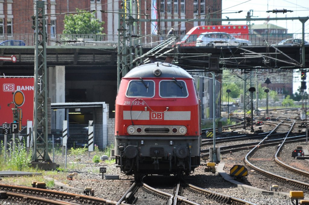 HAMBURG, 03.06.2011, 218 322-6 wurde vom IC 2327 abgekoppelt und wird im Hauptbahnhof durch eine E-Lok ersetzt

