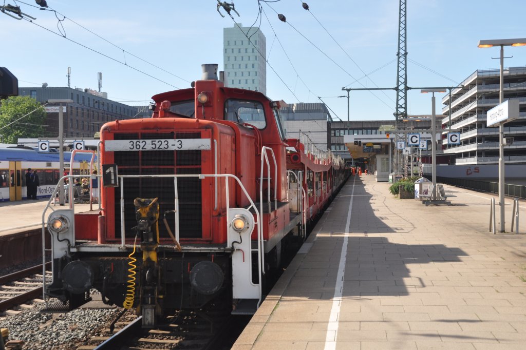 HAMBURG, 03.06.2011, 362 523-3 mit einem leeren Autozug im Bahnhof Hamburg-Altona