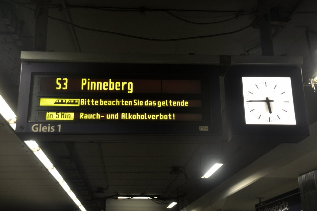 HAMBURG, 13.09.2011, Zugzielanzeiger im S-Bahnhof Stadthausbrücke (S-Bahnlinien S1, S2 und S3)