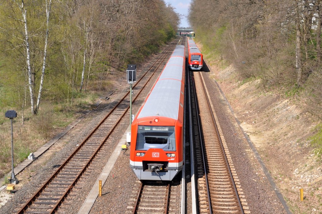 HAMBURG, 19.04.2012, S1 nach Wedel bei der Einfahrt in den S-Bahnhof Rübenkamp (City Nord)