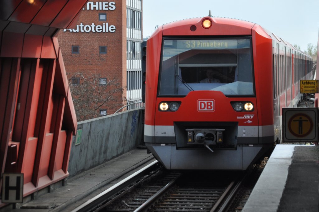 HAMBURG, 19.04.2012, S3 nach Pinneberg bei der Einfahrt in den S-Bahnhof Hammerbrook (City Süd)