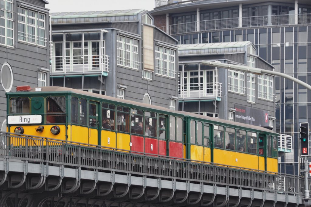 HAMBURG, 22.04.2012, historische U-Bahn auf dem Ring zwischen Landungsbrücken und Baumwall