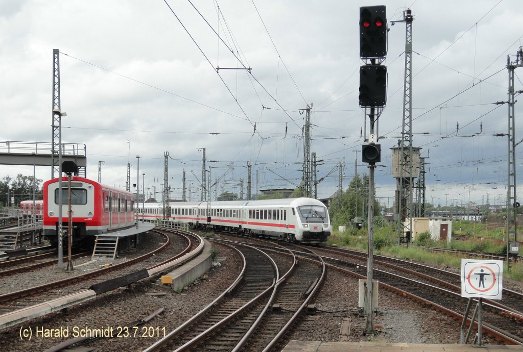 Hamburg-Altona am 23.7.2011: einfahrender EC und abgestellte S-Bahn BR 474