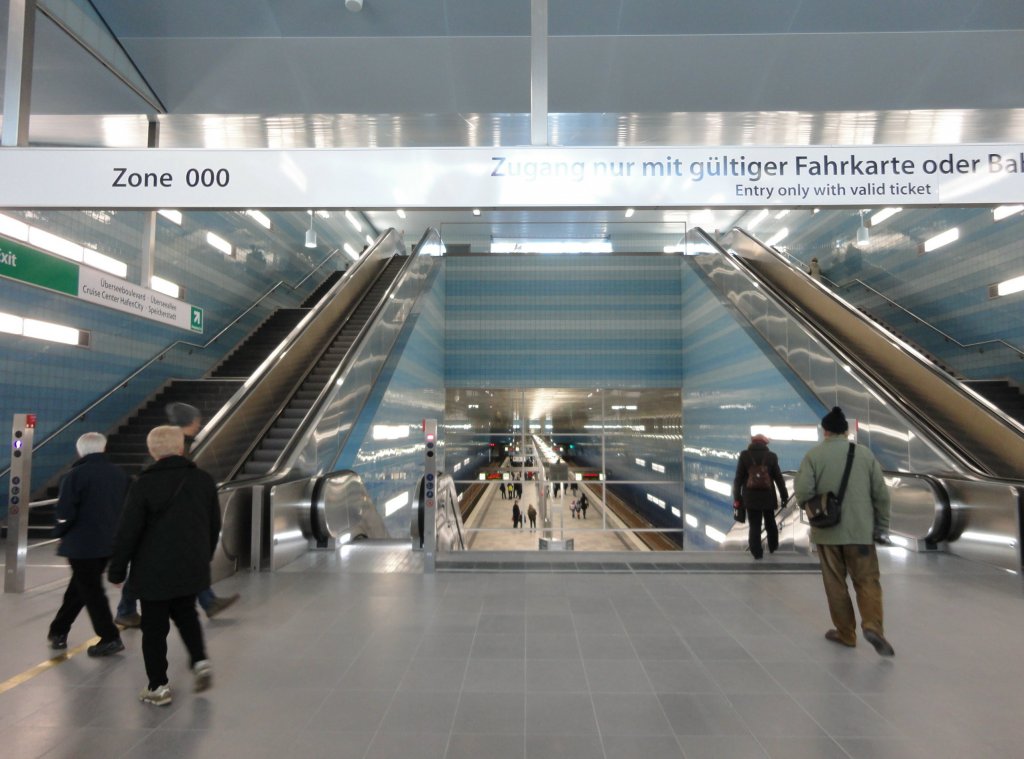 Hamburg am 30.11.2012: Eingangsbereich der Station „Überseequartier“ an der neuen U-Bahnlinie U4