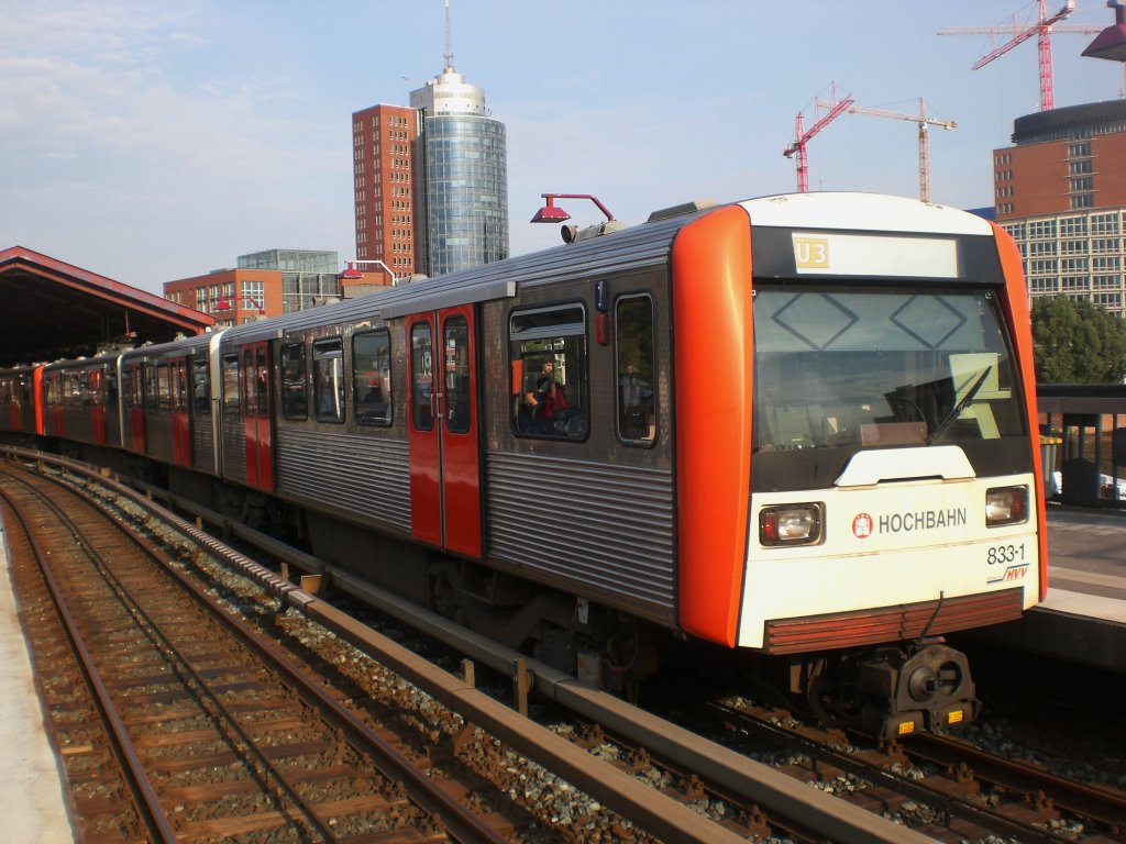 Hamburg: Die U3 nach U-Bahnhof Wandsbek Gartenstadt im U-Bahnhof Baumwall.