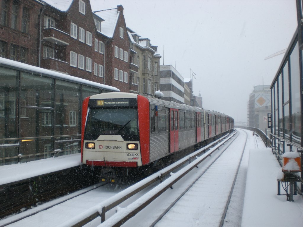 Hamburg: Die U3 nach U-Bahnhof Wandsbek Gartenstadt am U-Bahnhof Rdingsmarkt.(7.3.2010)