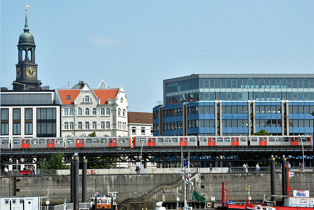 Hamburg - U-Bahn U3 der HVV Nhe der Landungsbrcken und im Hintergrund der  Michel  - 13.07.2013