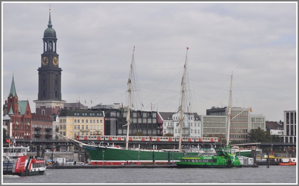 Hamburger Hochbahn hinter dem Dreimaster Rickmer Rickmers und vor der St.Michaelis Kirche, kurz Michel genannt. (21.10.2011)