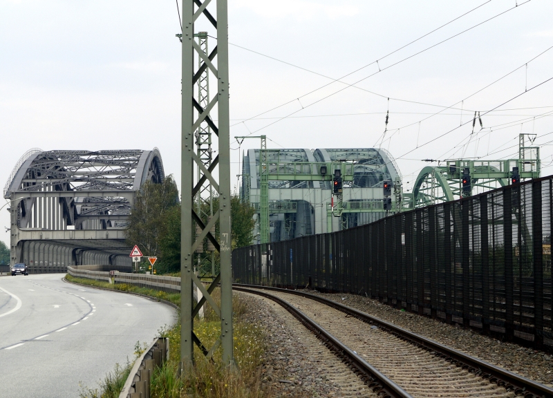 Hamburger Impressionen: der Blick von Sden. Links die Freihafen Elbbrcke, die sich KFZ und Schiene teilen mssen, dahinter der Grenzzaun des Freihafens, dann die Brcken fr Fernverkehr und S-Bahn. 3. 10.2011 