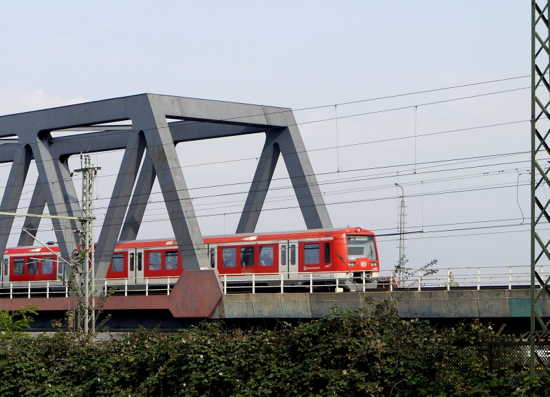 Hamburger Impressionen: ein S-Bahn-Zug auf der Br�cke �ber den Billhafen. 3.10.2011