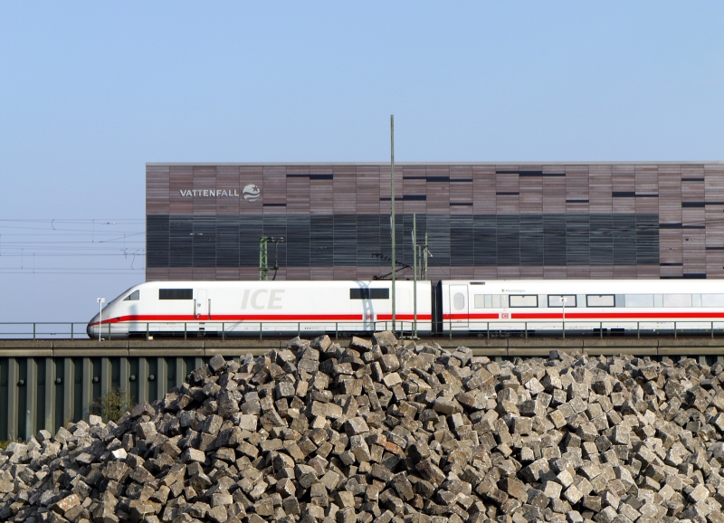 Hamburger Impressionen: ICE bei der Einfahrt zum Hauptbahnhof vor dem neuen Gebude von Vattenfall am stlichen Rand der Hafencity. 3.10.2011