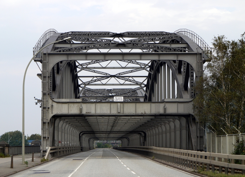 Hamburger Impressionen - die letzte: Freihafenbrcke ber die Elbe, nur am Wochenende gefahrlos zu fotografieren. Drei Fahrspuren fr Autos, ganz rechts ein Gleis Richtung Hafen. Die ungewhnliche Konstruktion hat einen simplen Grund: im  ersten Stock  war eine U-Bahnlinie Richtung Sden geplant, die nie verwirklicht wurde. 3.10.2011