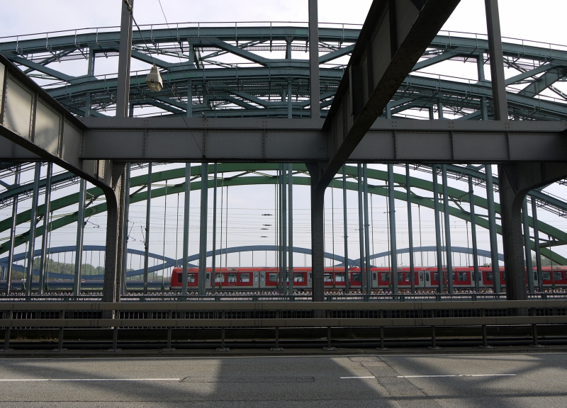 Hamburger Impressionen: S-Bahn nach Harburg auf den Elbbr�cken. 3.10.2011