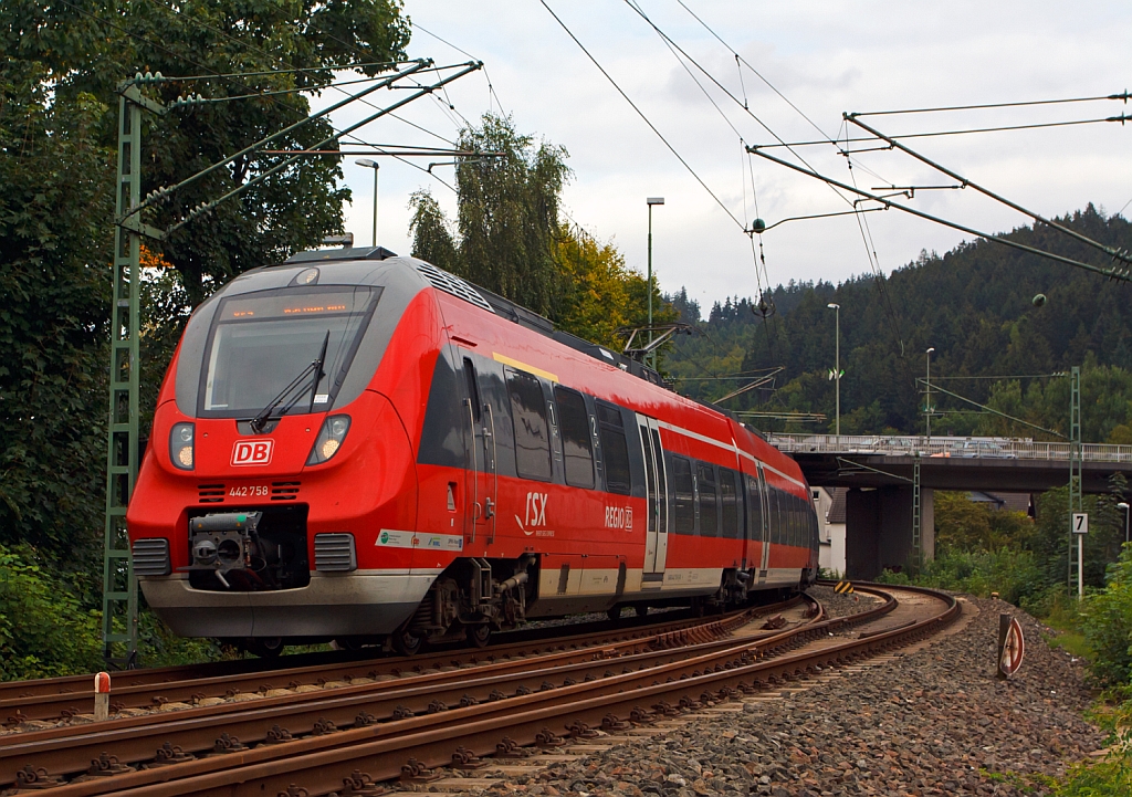 Hamsterbacke -  Zwei gekuppelte Talent 2 (442 758/258 und 442 260/760) als RE 9 (rsx - Rhein-Sieg-Express) Siegen - Kln - Aachen kurz vor der Einfahrt in den Bahnhof Betzdorf/Sieg am 15.09.2012.