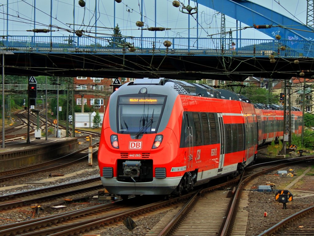 Hamsterbacken-Doppel 442 263 und 442 758 fhrt am 28.06.2012 unter der Burtscheider Brcke auf ein Abstellgleis des Bw am Aachener Hbf. Der Zug kam kurz vorher als RE9 von Siegen nach Aachen. Links im Bild ist die Sdrampe nach Belgien zu sehen.