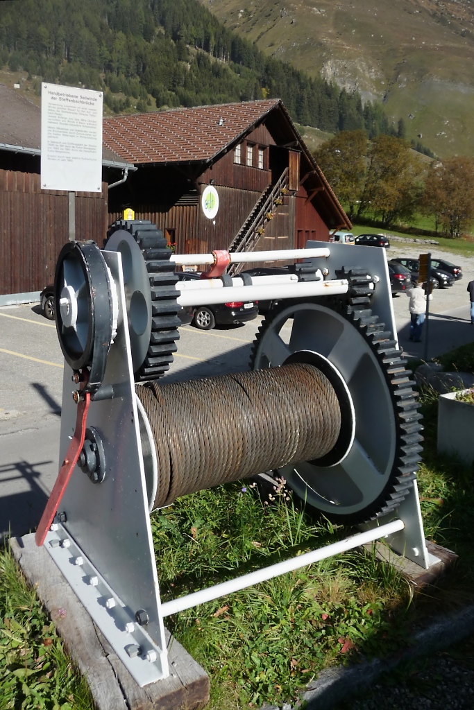 Handbetriebene Seilwinde der Steffenbachbrcke von 1926, ausgestellt im Bahnhof Realp der Furka-Bergbahn am 2.10.2011; wurde 1990 durch elektro-hydraulische Winden ersetzt.