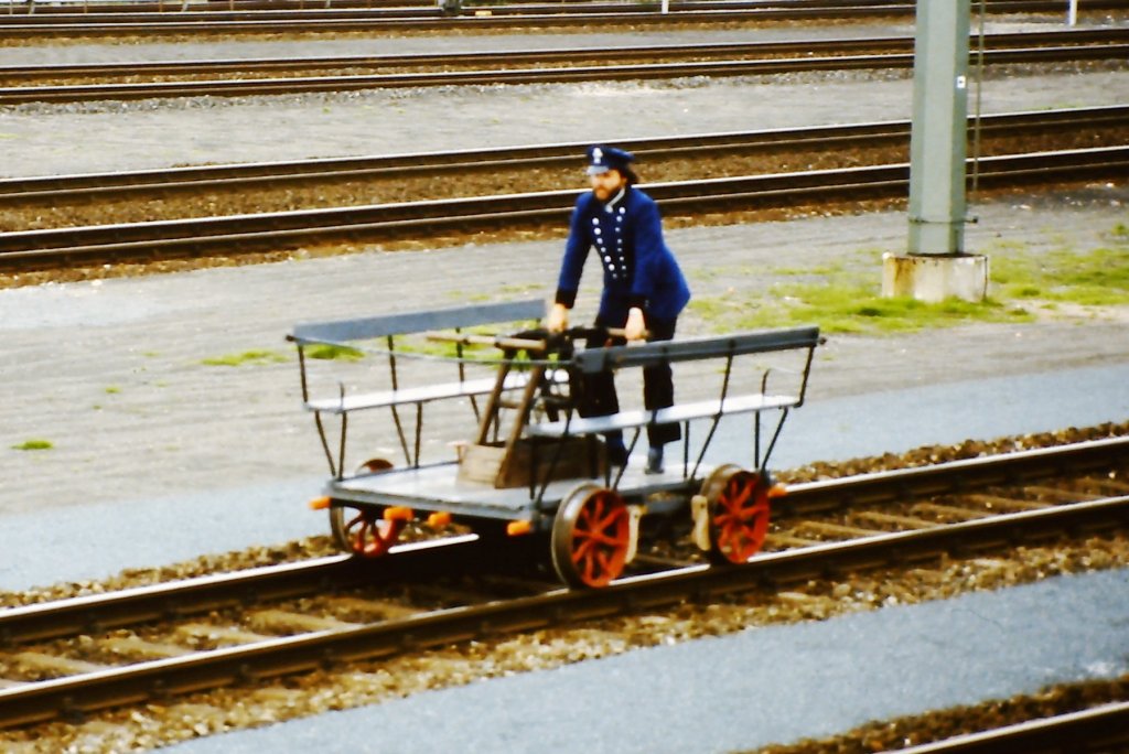 Handhebeldraisine auf der Fahrzeugparade  Vom Adler bis in die Gegenwart , die im September 1985 an mehreren Wochenenden in Nrnberg-Langwasser zum 150jhrigen Jubilum der Eisenbahn in Deutschland stattgefunden hat.
