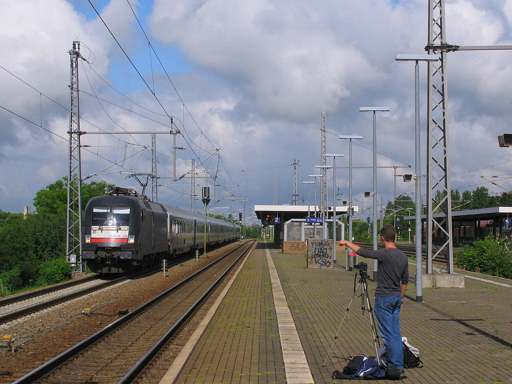 Hannes und der Fernverkehr Teil 1: Der EC 175 passiert hier mich beim fotografieren und Hannes beim filmen. Diesmal auch mit Sonne ;-)! Nauen: 05.07.2011