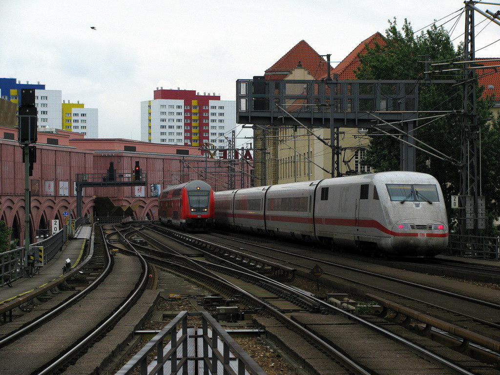 Hannes und meine Wenigkeit bezogen dann aufgrund einer gesichteten 110er am Bahnhof Berlin Alexanderplatz Stellung. Viel Los war direkt rechts vom ALEXA auf der Stadtbahn. Ein RE 1 mit 112 183-9 fhrt am 12.06. in den Bahnhof ein und begegnet whrendessem einem ICE 1.