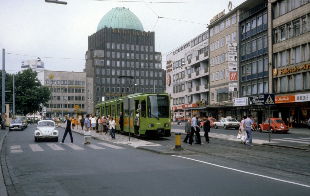Hannover STRA SL 1 (Stadtbahn-GT8 6097 von der Serie 6001-6100, 1974 - 1978 von Dwag / Siemens geliefert) Kurt-Schumacher-Strasse am 26. Juni 1981. 