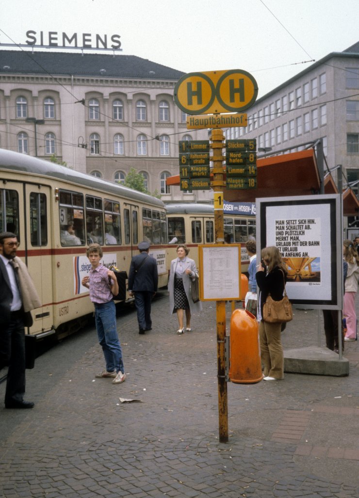 Hannover STRA Strassenbahnhaltestelle am Hauptbahnhof - Datum: 26. Juni 1981.