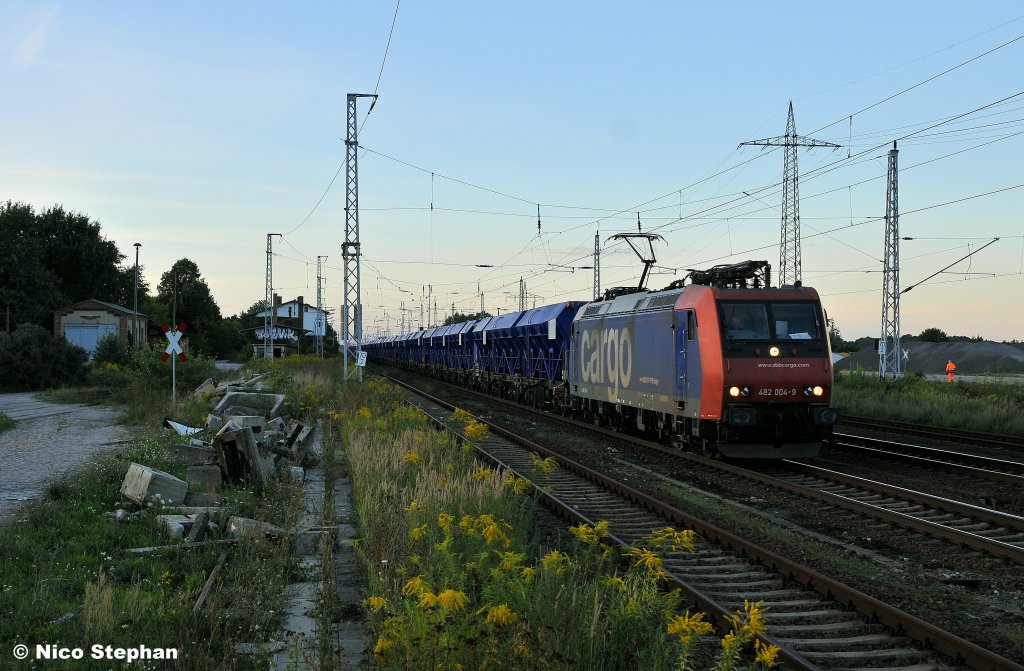 Hart an der Fotogrenze kam dann die erwnschte SBB Re 482 004-9 mit ihrem Schotterzug Elstal - Salzburg durch Satzkorn gerollt (31.08.10)