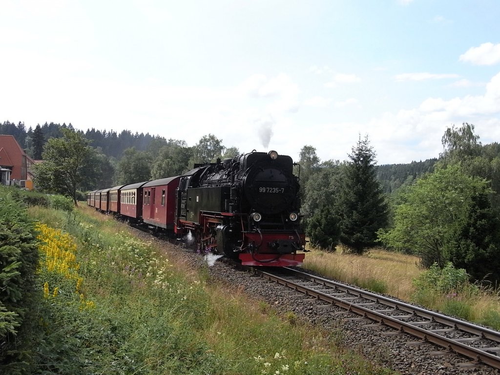 Harzer Schmalspurbahn, Linie Drei Annen Hohne - Nordhausen, hier kurz nach der Abfahrt am Bhf. in Sorge.