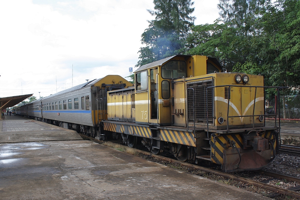 HAS 75 (C, dh, Henschel, Bauj.1985, Fab.Nr.32845) am 23.August 2011 als Verschubreserve im Bf. Surat Thani.