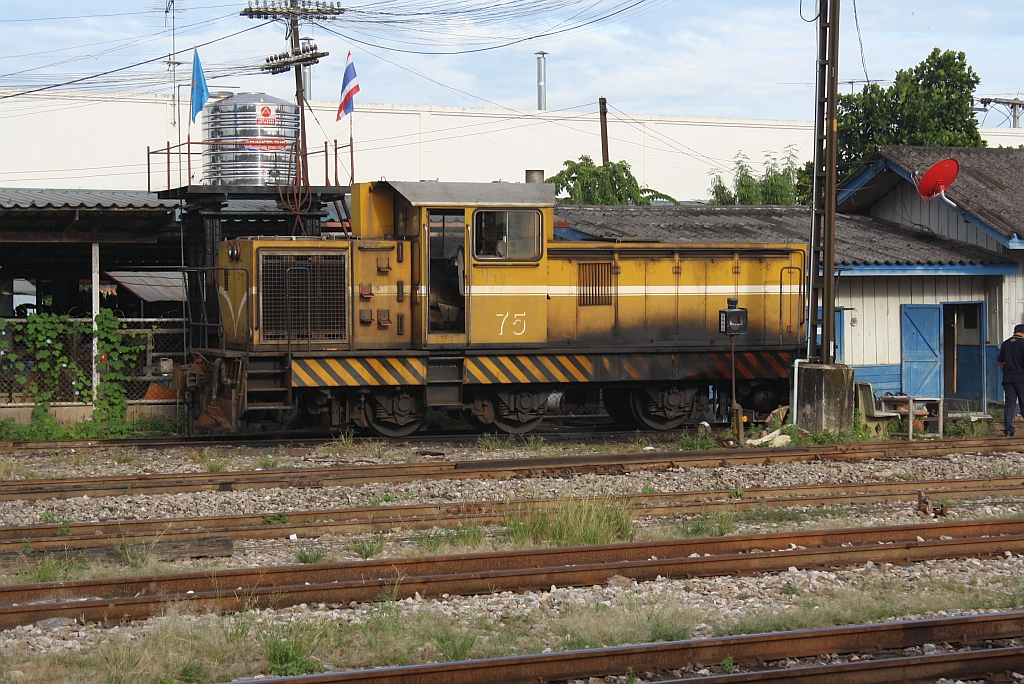HAS 75 (C, dh, Henschel, Bauj.1985, Fab.Nr.32845) am 24.August 2011 als Verschubreserve im Bf. Surat Thani. 

