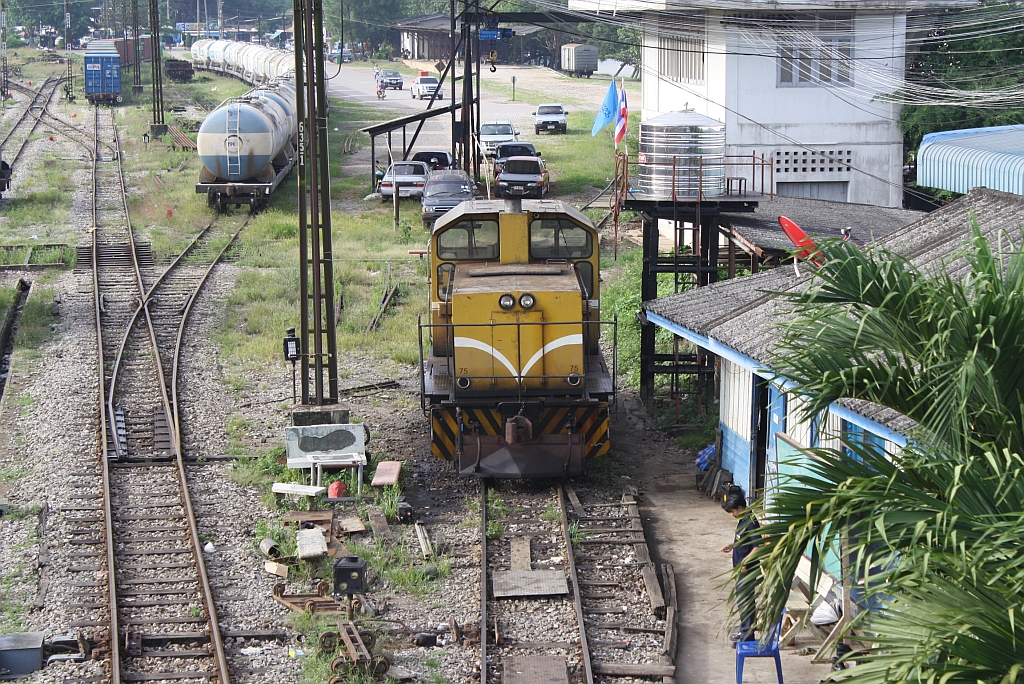 HAS 75 (C, dh, Henschel, Bauj.1985, Fab.Nr.32845) wartet am 24.August 2011 auf ihre n�chste Aufgabe als Verschubreserve im Bf. Surat Thani. 
