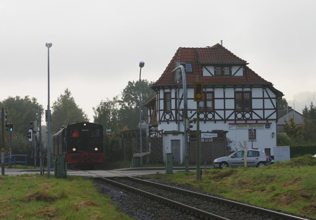 Hasbergen bei Osnabrck, an der sogenannten Rollbahn gelegen,hat aktuell 
noch immer drei Bahnhofsgebude. An der Strecke von Hasbergen nach Georgsmarienhtte
liegt direkt neben der katholischen Kirche der aus frnkischem Fachwerk erstellte
wunderschne Bahnhof Wulfskotten. Hier zweigte frher die Bahn nach Perm zum
Erzstollen ab.