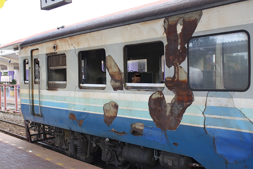 Hat auch schon bessere Zeiten gesehen, Wagenkasten des กซข.1017 (กซข. = BPD/Bogie Power Diesel Railcar With Driving Cab, Hitachi, Bauj. 1967) am 16.Juni 2011 im Bf.Nakhon Ratchasima.