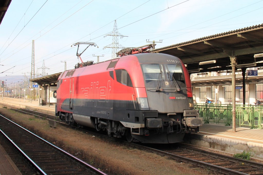Hat da wer seinen Zug verloren?? NEIN, grund fr die 1116 211 solo zum fahren sind Probefahrten bers Tullnerfeld, hier zum sehen im Bahnhof Wien Htteldorf (Hf); am 10.11.2012