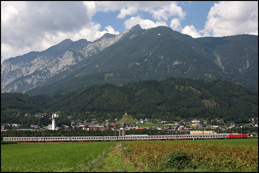 Hat doch gerade so eben gepasst…okay Masten in der Lok… Eine unbekannte 101er bringt den EC 88 „Leonardo da Vinci“ vor der Kulisse der Tiroler Berge in Richtung Mnchen. (07.08.2009)