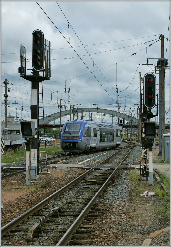 Hat gerade zwischen zwei Signalen Platz: der  Walfisch  X73521 in Mulhouse
22. Mai 2012 