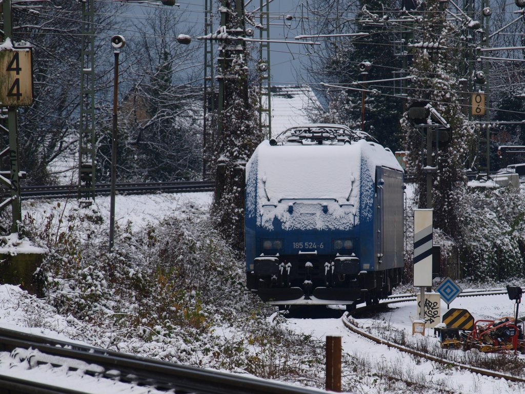 Hat sich am 30.11.2010 in Aachen West einschneien lassen, 185 524-6 steht auf dem Abstellgleis 204. Der dunkle Himmel im Hintergrund verspricht weitere Schneeflle.