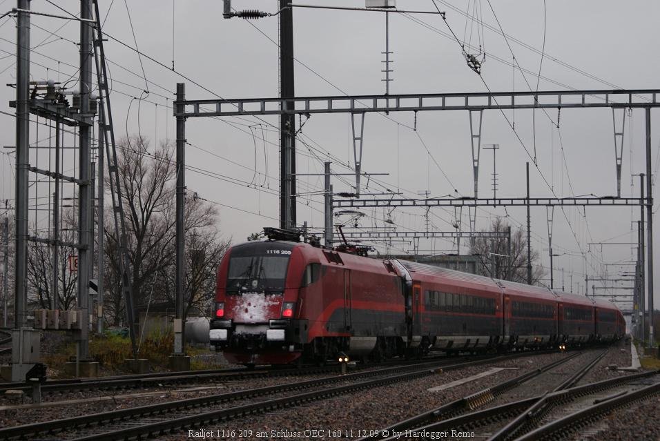 Hat sie zusammen mit der mittig eingereihten 1116 203 den OEC 160 nach Buchs SG gezogen, so schiebt sie ihn nun als Schlusslok nach Zrich HB.
1116 209 und der OEC 160 bei der Ausfahrt in Buchs SG.
11.12.09